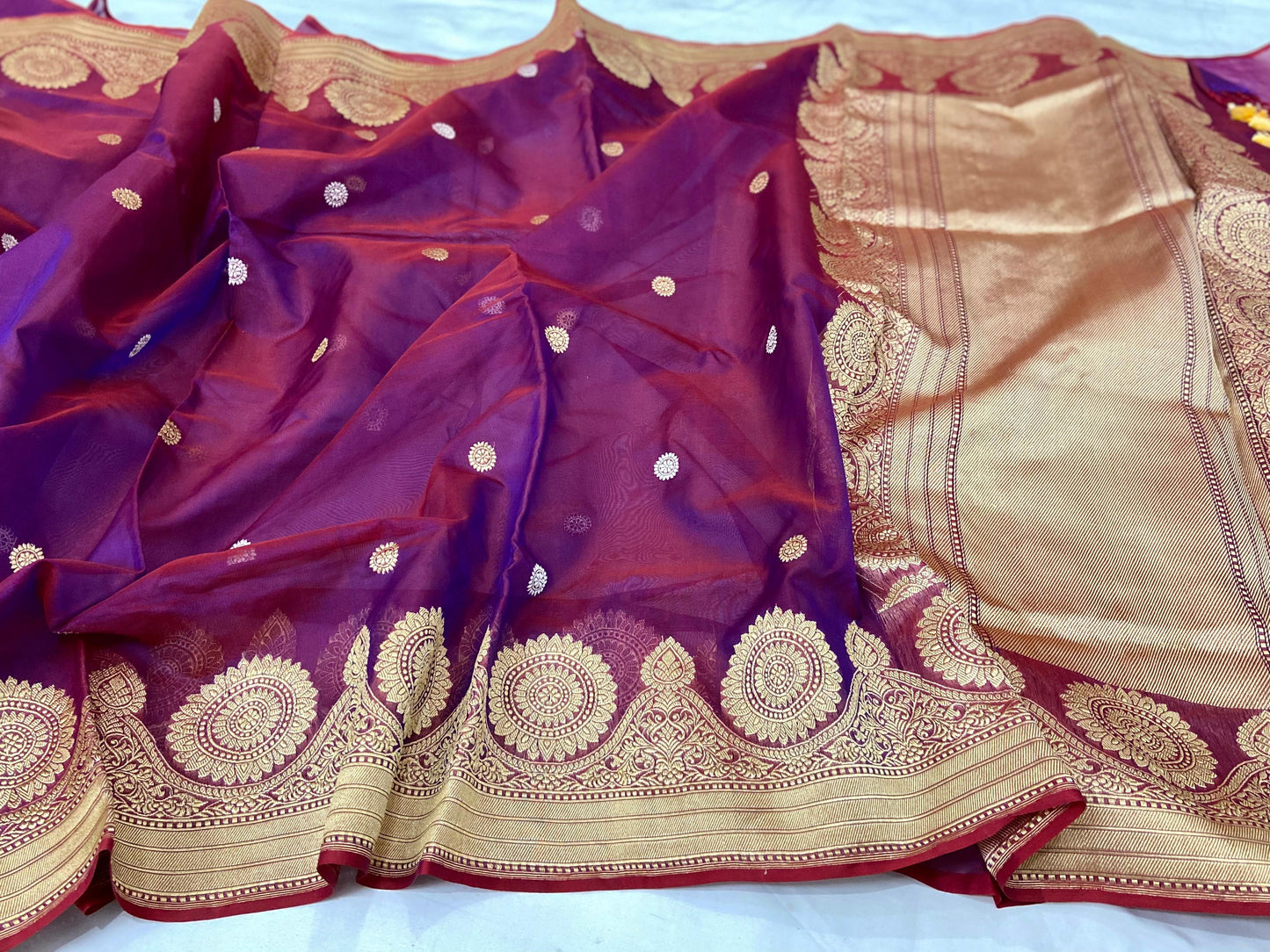 Bani scalloped bordered Kora exclusive saree