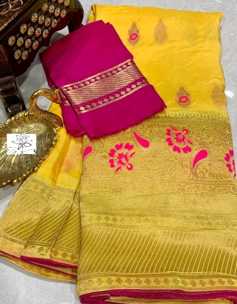 Nivaaz banarsi moonga saree