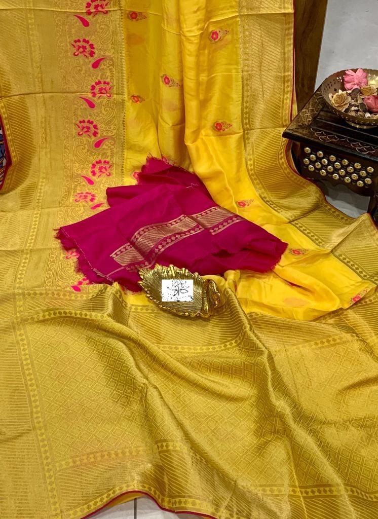 Nivaaz banarsi moonga saree