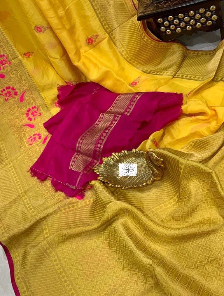 Nivaaz banarsi moonga saree