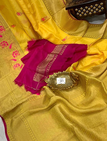 Nivaaz banarsi moonga saree