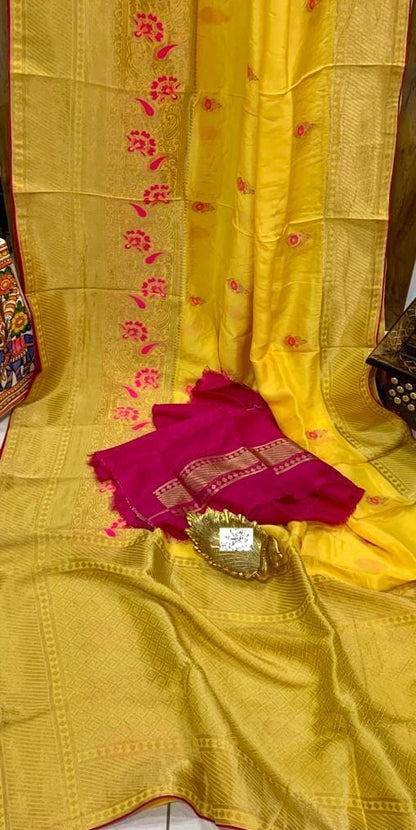Nivaaz banarsi moonga saree