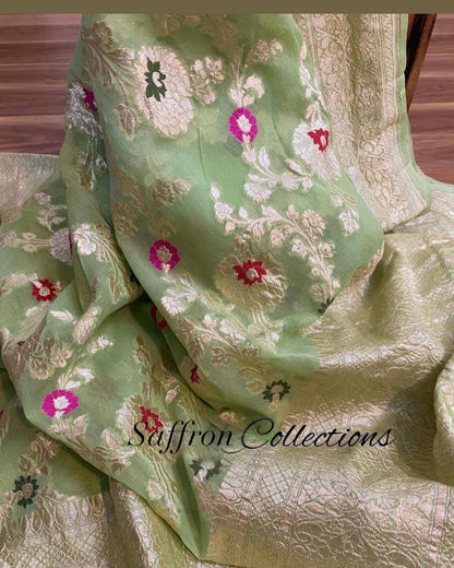 Laal handwoven banarsi saree
