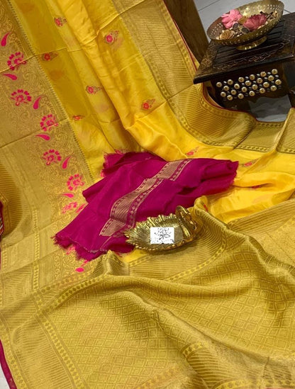 Nivaaz banarsi moonga saree